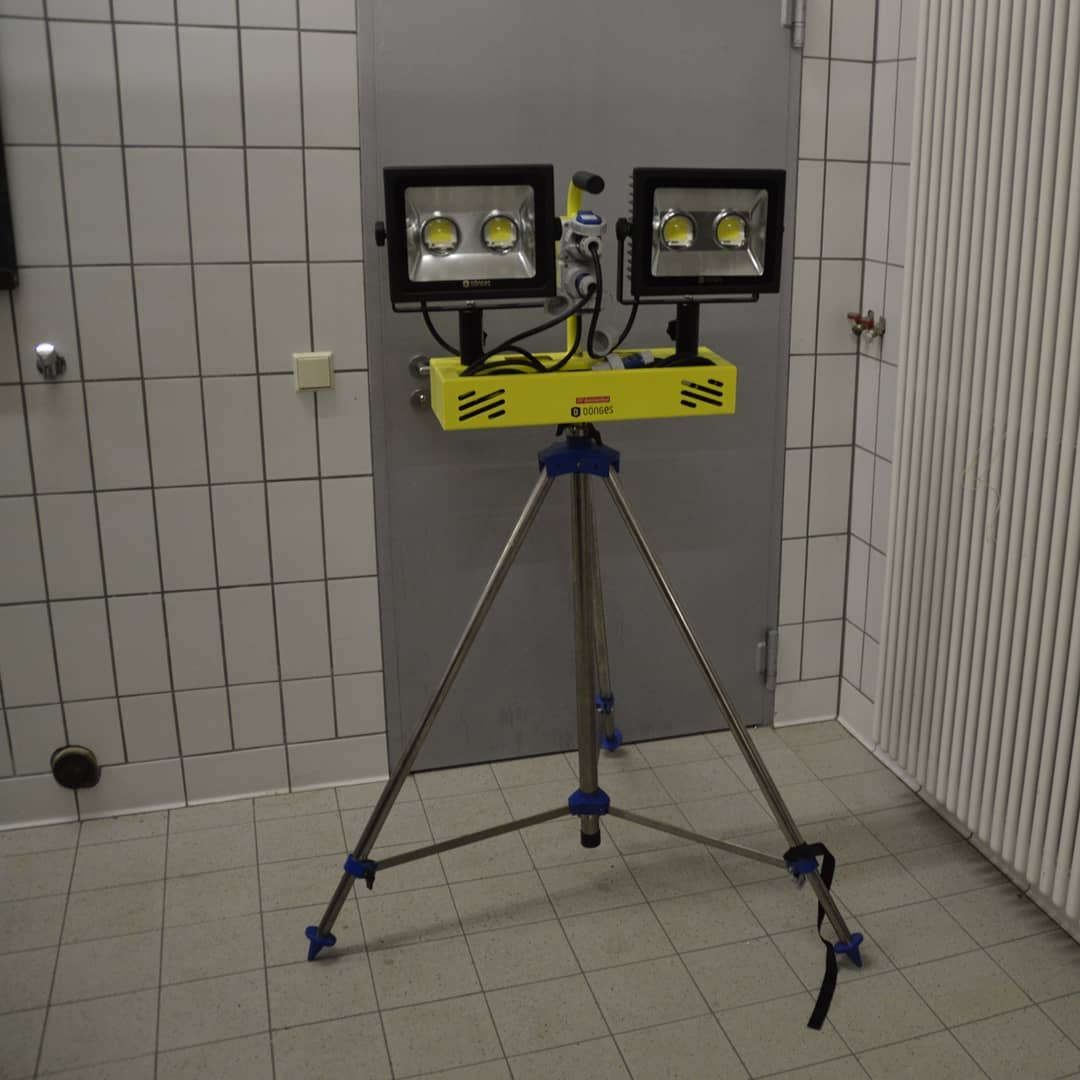 Lichtstativ + Scheinwerfer Image