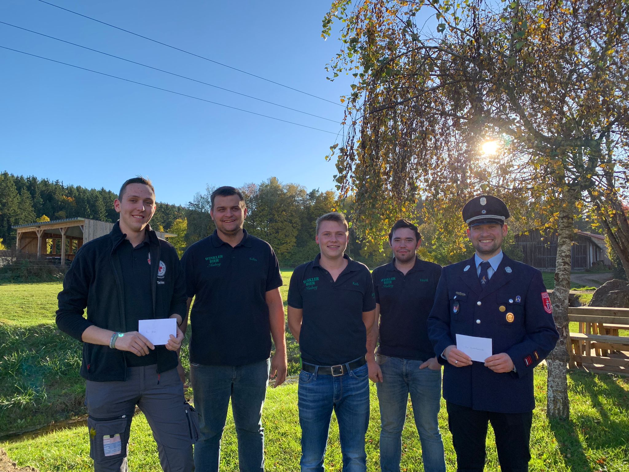 Die Kirwagemeinschaft unterstützt die Arbeit von HvO und Feuerwehr mit Spenden. Im Bild von links: Tobias Schmidt von den Helfern vor Ort, Kassier Felix Ehbauer, Vorsitzender Moritz Koberstein, stellvertretender Vorsitzender Martin Weiß und Florian Baumer von der Feuerwehr. Image